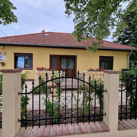 Muskatlis Haz Διαμέρισμα Balatonlelle Εξωτερικό φωτογραφία